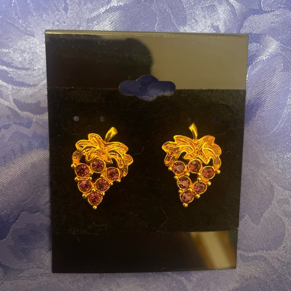 VTG EARRINGS AVON PURPLE AMETHYST GRAPE BUNCH PAVE RHINESTONE GOLD POST SIGNED